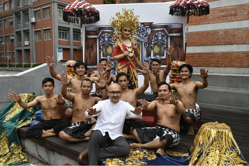 รูปที่ 2 แรงงานย้ายถิ่นชาวอินโดนีเซียได้แสดงระบำคะชัก (Kecak Dance) ซึ่งเป็นระบำดั้งเดิมของบาหลีที่พิพิธภัณฑ์แห่งชาติไต้หวัน คุณฟายา นูราดิ (Fajar Nuradi แถวหน้าตรงกลาง) ผู้อำนวยการฝ่ายคุ้มครองพลเมือง และสังคมวัฒนธรรม สำนักงานการค้าและเศรษฐกิจอินโดนีเซีย (ไทเป) จะเข้าร่วมกิจกรรมนี้ทุกครั้ง